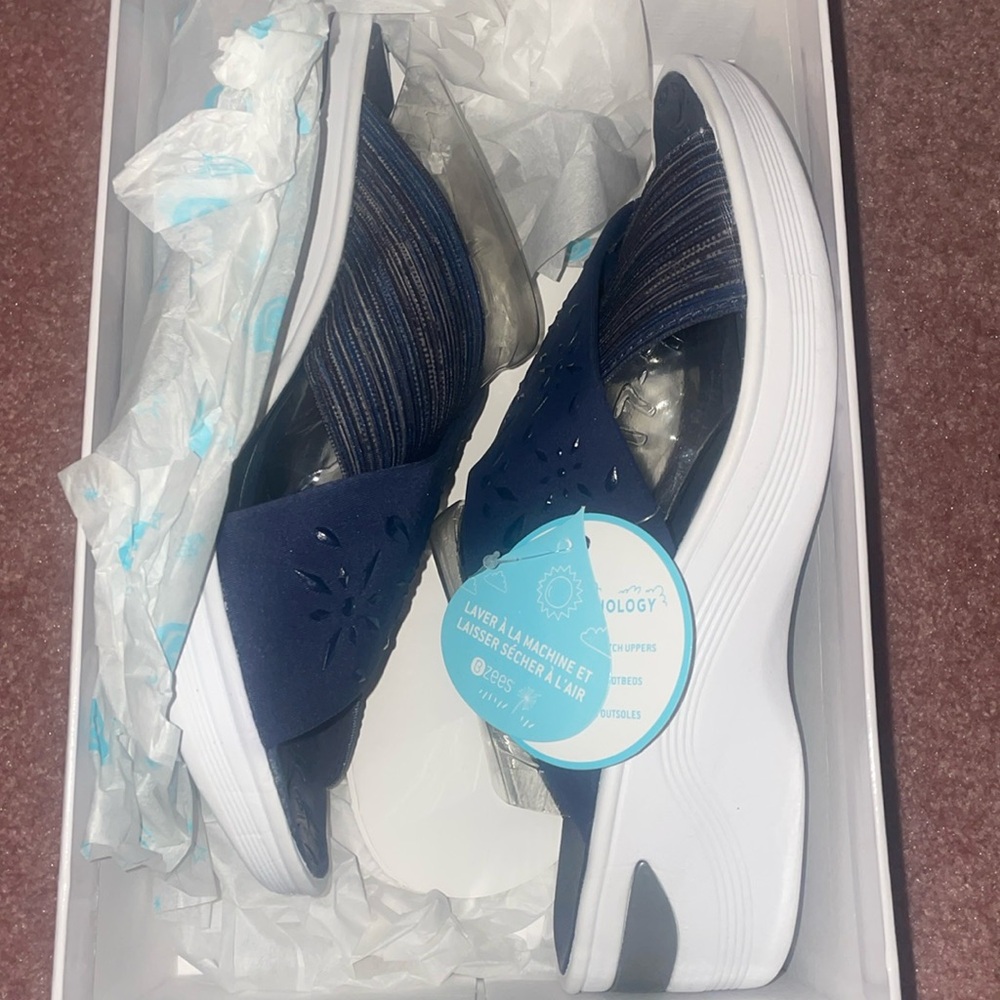 NWT BZEES navy blue shoes with adornments size 9W